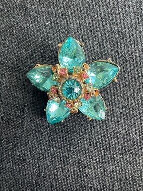 Vintage (my great grandmas collection) Gold Tone Aqua Floral Crystal Brooch